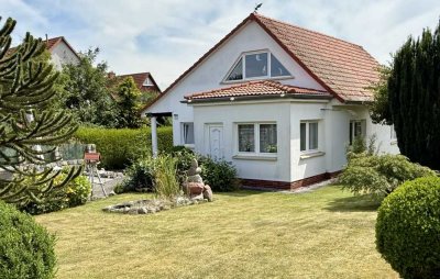 Einfamilienhaus mit Garage und Carport