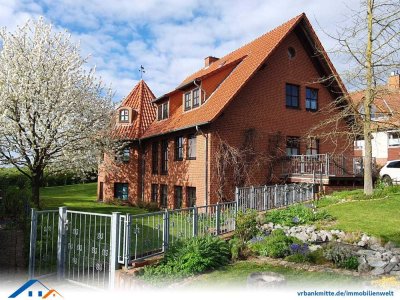 Einzigartiges Wohnvergnügen im Grünen: Einfamilienhaus mit Turm und Einliegerwohnung!