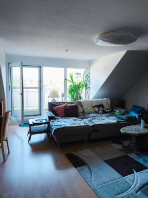 Gehobene 3- Zi.-DG-Wohnung, teilmöbliert, mit EBK + Balkon