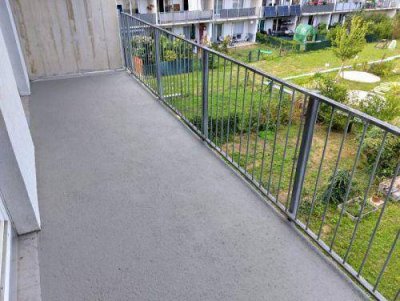 Ruhiger 2 ZIMMER-NEUBAU + großer Balkon 11m² + Ausblick + Einbauküche + Bad mit Wanne und WC + Lift!
