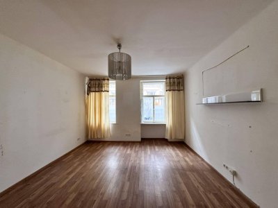 Renovierungsbedürftige Zwei-Zimmer-Wohnung im Erdgeschoss mit Garten, Nähe U3 Hütteldorfer Straße!