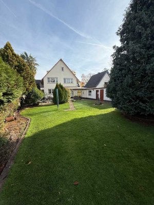 Geräumiges Zweifamilienhaus mit 4 Zimmern, 2 Garagen und einem großen Garten in Lampertheim