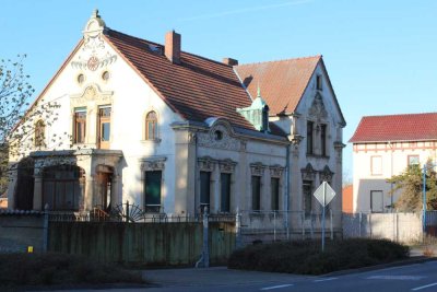 Wohnhaus (Jugendstil, 1904) und großflächige Werkstatt + Garten