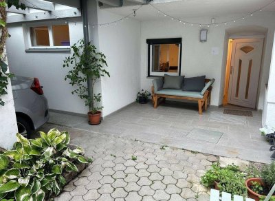 Wohnung in zentraler und ruhiger Lage - 870€ Gesamtmiete (inkl. Wasser, Heizung, Betriebskosten, Stellplatz und privaten Innenhof)
