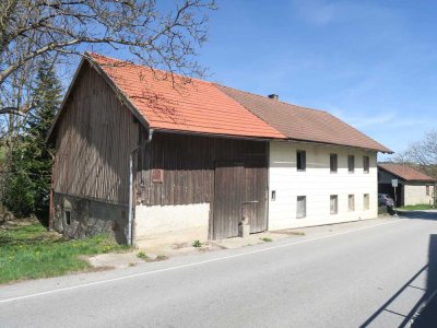 "Bauernhaus" m. Scheune u. Bachlauf - nur ca. 2 km z. Autobahn A3/Ausfahrt Passau-Nord