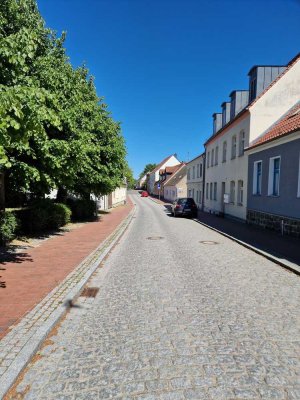 ATTRAKTIVES MEHRFAMILIENHAUS IN BELIEBTER LAGE, ALLEINAUFTRAG