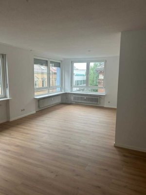 renovierte 2 Zimmer, Küche, Bad mit Balkon