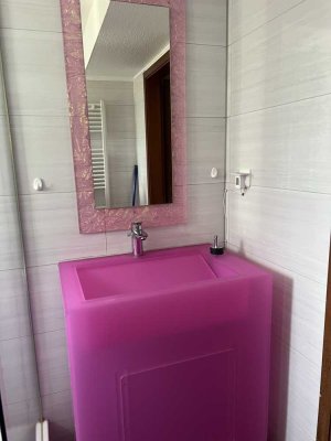 Top möblierte Wohnung mit einem Zimmer und Wohnküche.