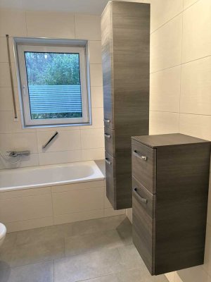 Neuwertige Terrassenwohnung mit drei Zimmern sowie Balkon und EBK in Halle