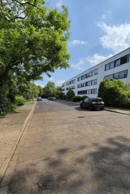 Modernisierte 2-Zimmer-Wohnung Hochpaterre mit Balkon/ Loggia ins Grüne - provisionsfrei
