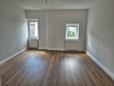 Lichtdurchflutete Altbauwohnung in verkehrsberuhigter Straße