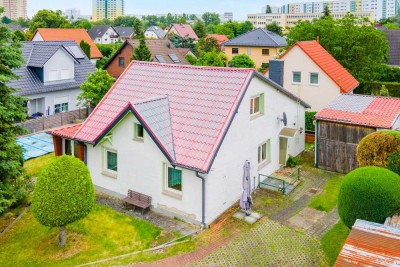 Einfamilienhaus in Marzahn: Mit Keller, Einbauküche, Rollladen, Pool, Garage, Carport - Bahnhofsnah!
