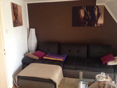 Heimelige 2 Zimmer Dachwohnung in ruhiger Lage mit Südbalkon nahe Bahnhof. Ideal z.B. für Pendler