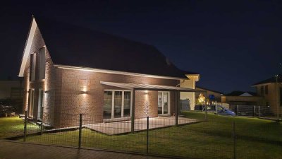 Freistehendes, modernes Einfamilienhaus (KfW 40+ Energieeffizienzhaus)  mit Solaranlage & Wärmepumpe