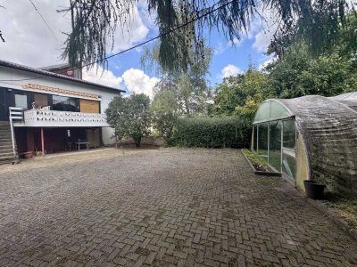 Einfamilienhaus im Herzen Gieboldehausens mit großzügigem Garten, Pool, Garagen und reichlich Fläche