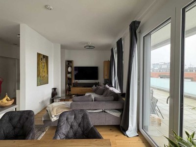 Top gelegene Penthouse-Wohnung mit Balkon und Einbauküche