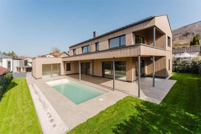 Stimmige Balance mit Mondseeblick!Design, Technologie und Wohlgefühl