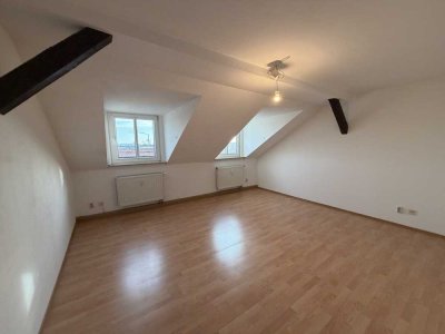 Helle 2-Zimmer-Wohnung zentrumsnah im Dachgeschoss