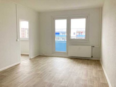 1 Zimmer mit Badewanne und Balkon