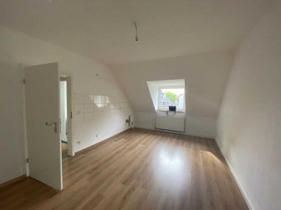 *Ab sofort* Einziehen und wohlfühlen: Single-Appartement mit großer Wohnküche im DG!