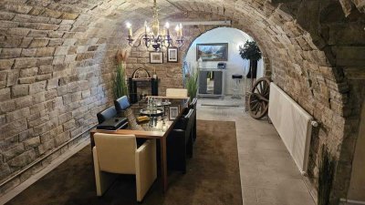 Reserviert - Mediterrane Villa mit Turm, Gewölbekeller & Pool - Unikat in Alleinlage in Eichenzell