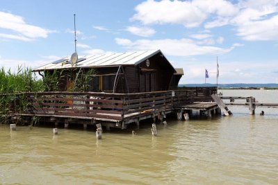 Toplage am offenen See - Seehütte in abbruchreifem Zustand