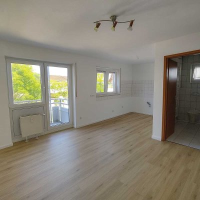 Schöne 1 Zimmer Wohnung mit Balkon und Außenstellplatz