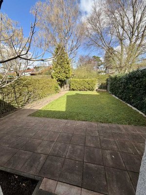 Stilvoll möbliertes, lichtdurchflutetes Reihenmittelhaus mit großem Privatgarten – Ruheoase in FFM