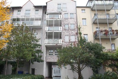 Schön geschnittene 3-ZKB Wohnung, zentral gelegen, Gäste WC und  Balkon ins Grüne