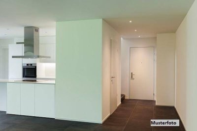 Einfamilien-Doppelhaushälfte mit Stellplatz und Garten