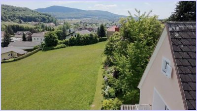 Großzügiges Wohnhaus mit einer tollen Aussicht und schöner Terrasse. 4 SZ, Wohnraum,Küche, Garten...