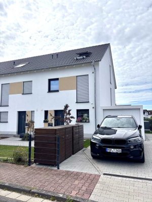 Neuwertiges Haus mit fünf Zimmern in Bruchköbel