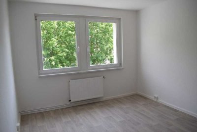 Modernes Zuhause im Grünen: Renovierte Erdgeschosswohnung mit Fensterbad und Badewanne