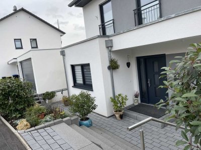 Schönes,neues Einfam.Haus mit Doppelgarage und großer Südterrasse mit Überdachung
