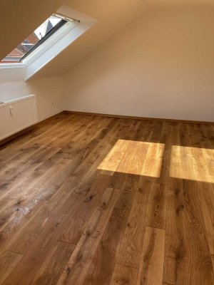 Zentrale teilmöblierte 2-Zimmer-Dachgeschosswohnung mit neuer EBK und massiven Eichendielen