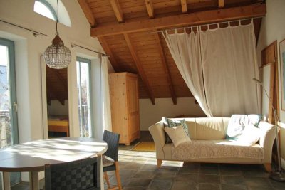 Großes, helles Zimmer für eine Einzelperson