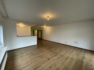 Wunderschöne 3-Zimmer-Wohnung mit zwei Balkonen, TG-Stellplatz und Gäste WC in Karlsbad-Ittersbach