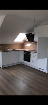 Freundliche 2-Zimmer-Dachgeschosswohnung mit gehobener Innenausstattung mit EBK in Großheirath