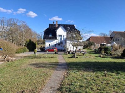 Freundliche und sanierte 3-Zimmer-DG-Wohnung mit gehobener Innenausstattung mit Einbauküche in Warin