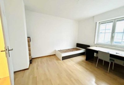 *Möbliertes WG-Zimmer* mit EBK und allg. Balkon