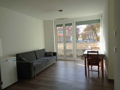 Helles 1,5-Zimmer-Apartment, große Terrasse, Einbauküche, teilmöbliert