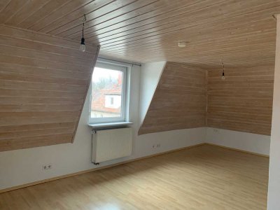 Sanierte 2-Raum-DG-Wohnung mit Einbauküche in Friedrichshafen