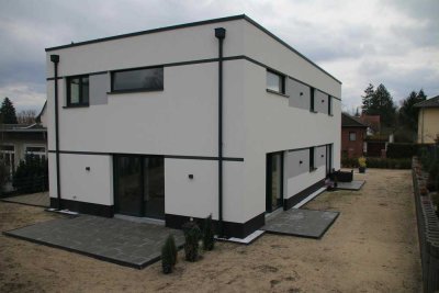 Berlin Köpenick, erbaut 2021, Bauhausstil, 2 Wohneinheiten und 1 Gästehaus