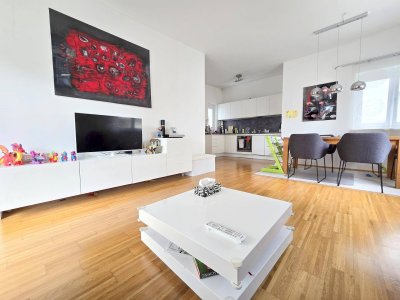* * * PENTOUSEARTIGE DACHTERRASSENWOHNUNG... 2 BÄDER... CARPORT... GÜNSTIGE BETRIEBSKOSTEN (!) * * *