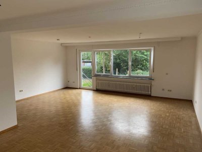 Lichtduchflutete und vollst. renovierte 4-Zimmer-Whg. mit EBK und Balkon