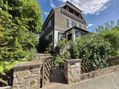 Charmantes, denkmalgeschütztes Wohnhaus mit Baureserve und großem Garten                        
...