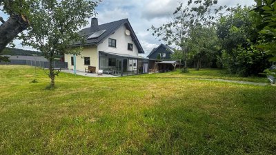 Massiv errichtetes Wohnhaus mit großem Grundstück und Doppelgarage, ca. 11 km vom Nürburgring!
