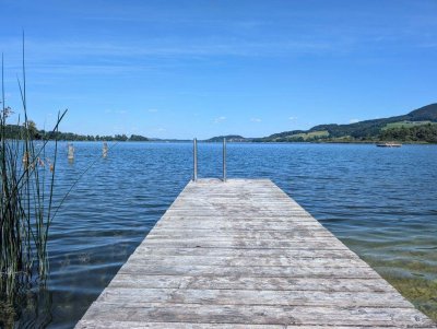 Seedomizil in Bestlage am Obertrumer See: Großzügige Erstbezugs-Terrassenwohnung mit eigenem Badehaus und Steg!