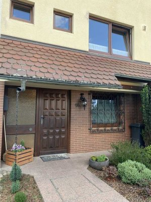 Haus mit Garage, Eigenheim, Reihenmittelhaus