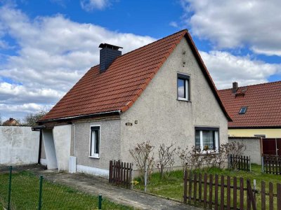 Freistehendes Einfamilienhaus mit Anbauten und großzügigem Grundstück